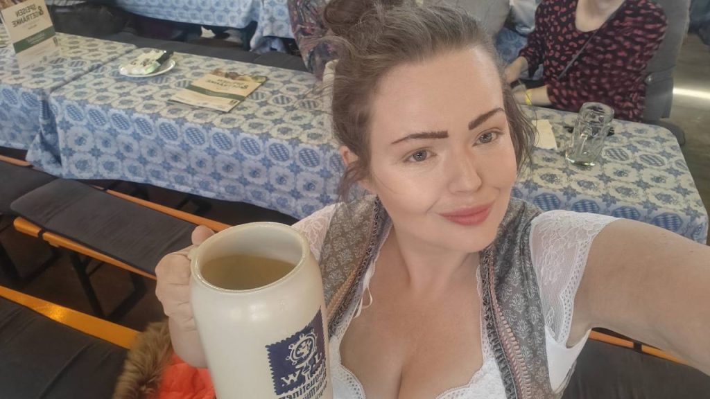 2_alcohol_alcoholic_alcohol_problems_drugs_drug_addict_Mistress_Katharina_Amara_Amara_Clinic_en_Belgium_sissify_